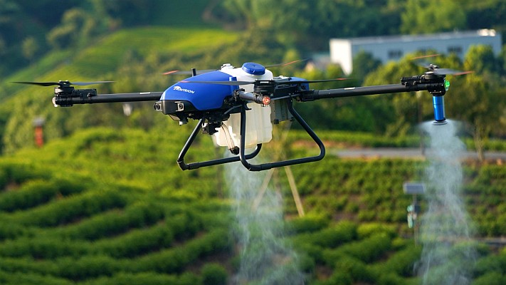 Drones na Pecuária: Como a Tecnologia Está Revolucionando o Campo